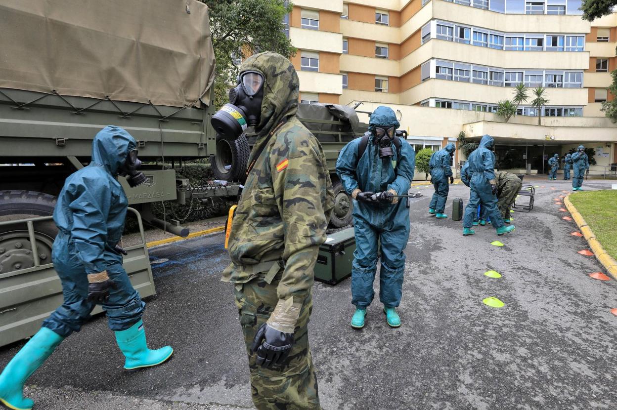 El Ejército desinfectó el 17 de abril la residencia asistida de Cáceres, una de las que la Fiscalía investiga. 
