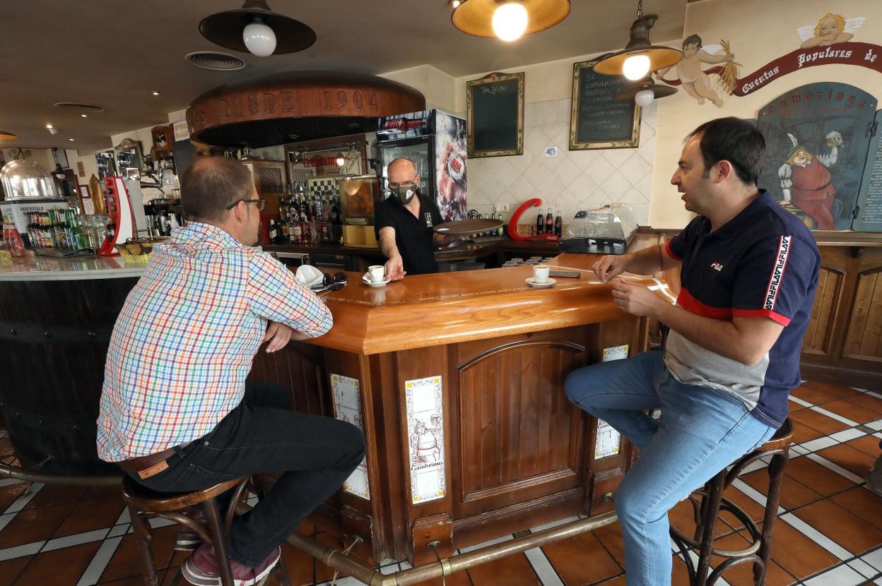 Regreso a la actividad en el interior de un bar durante la desescalada. 