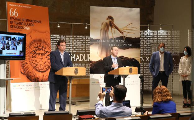 Vara y Cimarro, ayer, en la presentación de la programación. A la izquierda, actores vía telemática.