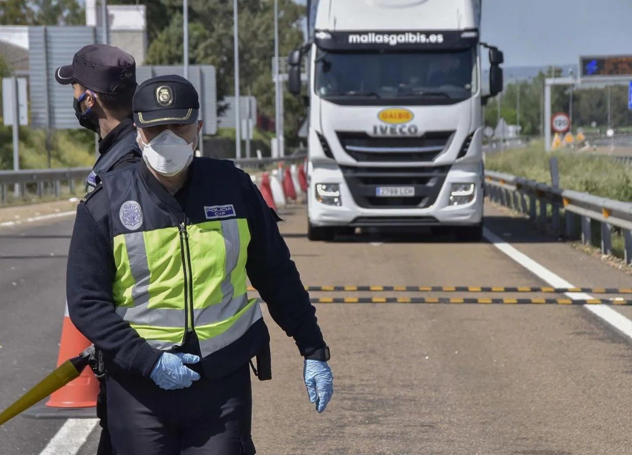 Frontera de Caya a la altura de Badajoz, que se cerró al tráfico salvo por motivos esenciales el pasado 17 de marzo. 