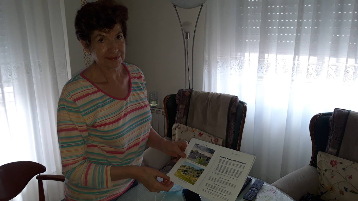 Recuerdos. Lola Ríos muestra la foto con el molino. 