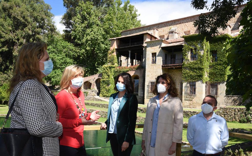 Vista de la fachada sur desde el nuevo mirador. 