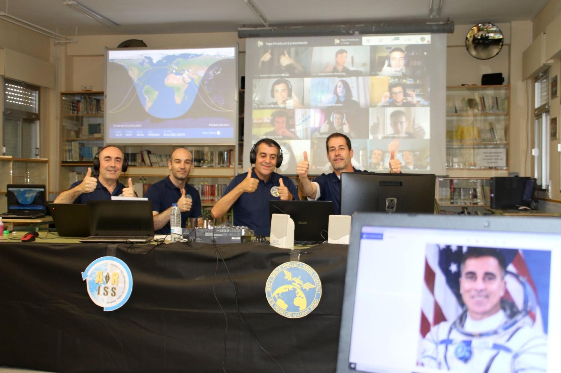 Celebración del éxito de la comunicación en el instituto Pedro de Valdivia. 