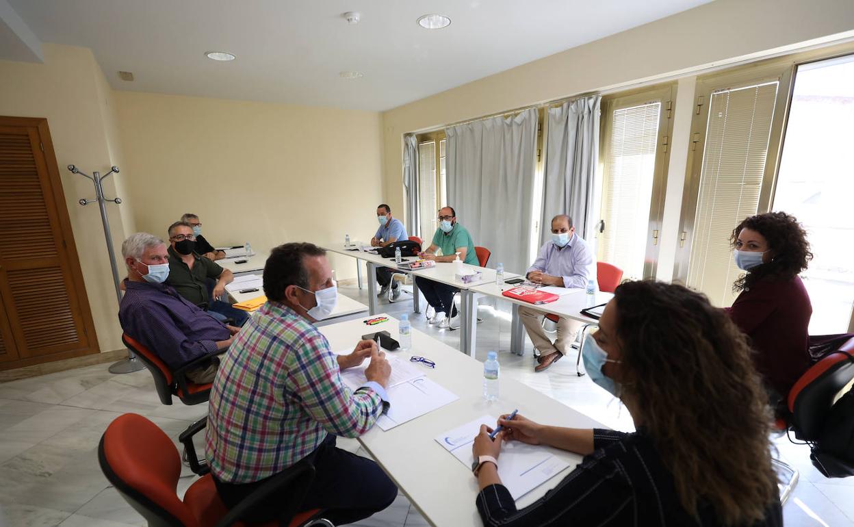 Metidieri (primero a la izquierda), ayer junto al resto de miembros de organizaciones agrarias y sindicatos. 