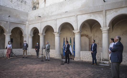 El alcalde y el presidente de la Diputación, junto a otras autoridades, en el claustro rehabilitado del convento de San Agustín.