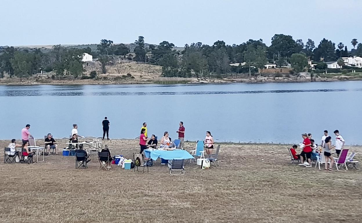 Varias familias disfrutan de Proserpina a orillas del lago. 