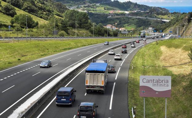 Tráfico de este domingo en la autovía A-8 en dirección Santander, en el límite de País Vasco con Cantabria.