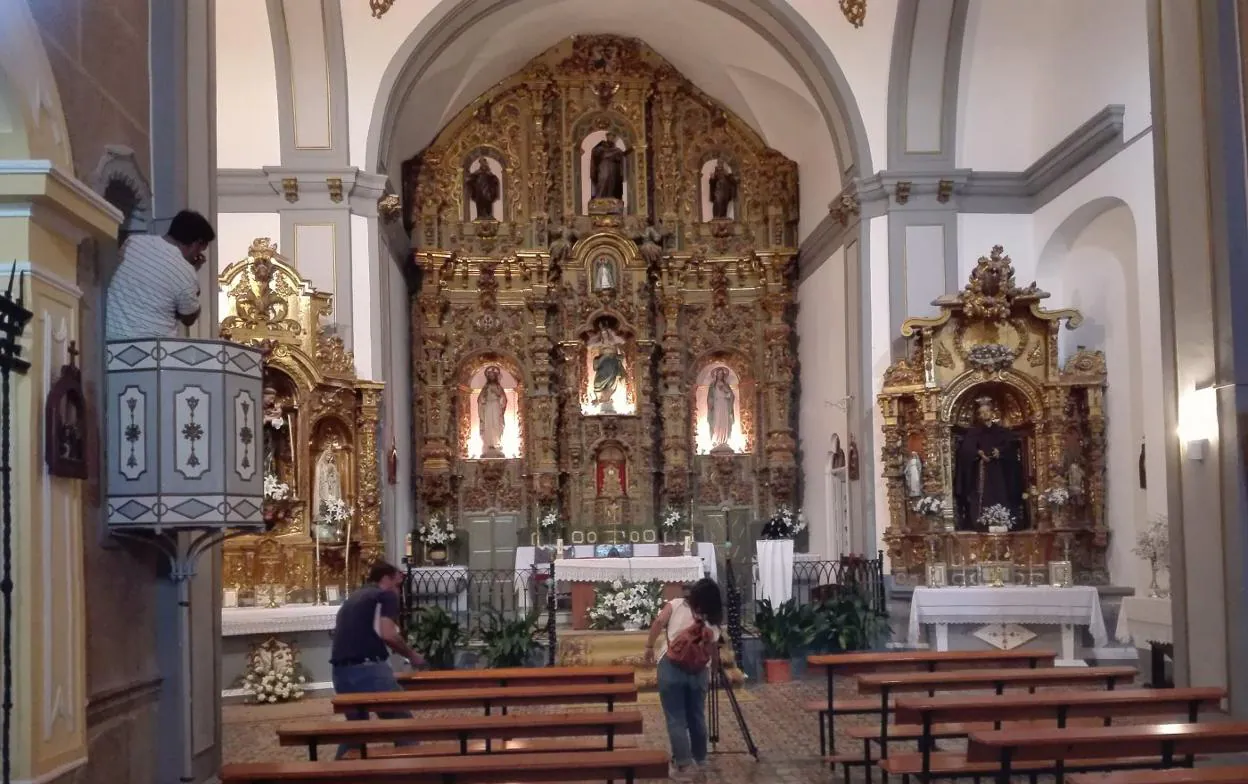 Los desprendimientos del retablo mayor de la iglesia de San Francisco de  Alburquerque obligan a cerrarla 