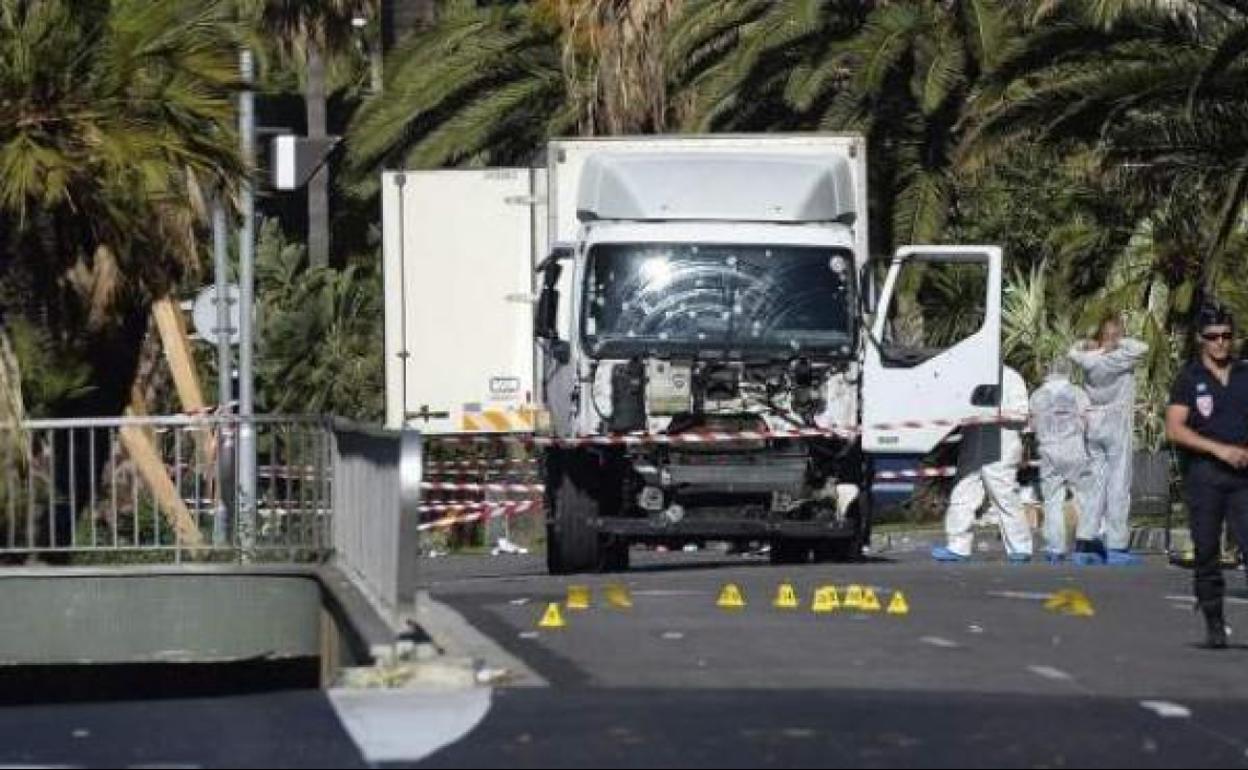 Estado en el que quedó el camión empleado por los terroristas tras el atentado de Niza, en 2016.