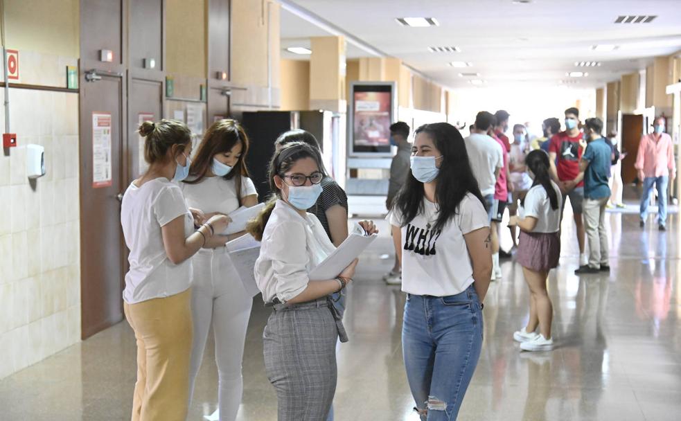 Badajoz. Estudiantes repasando en la cola del baño.