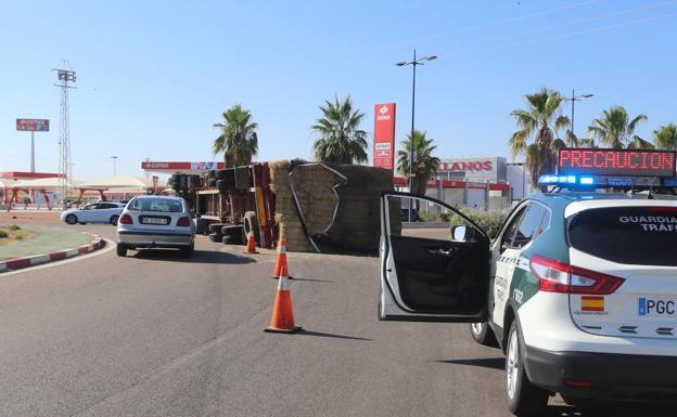 Camión volcado en la rotanda de la N630 a la altura de Almendralejo.