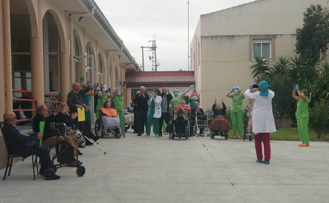 Trabajadores y usuarios celebraban el pasado mes de abril estar libres de covid