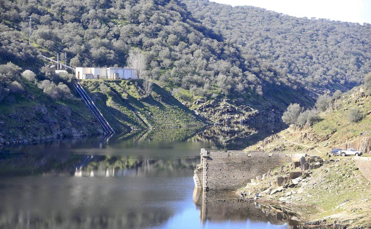 Imagen de las tomas actuales del trasvase del Almonte, que se desplazarán seis kilómetros. 