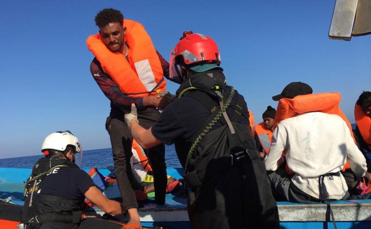 Imagen tomada desde el barco humanitario 'Ocean Viking'. 