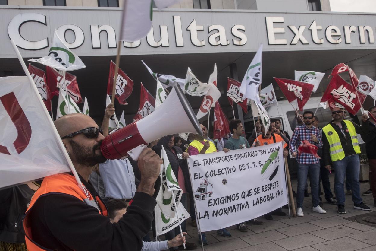 Protesta de trabajadores de Ambulancias Tenorio en octubre. 