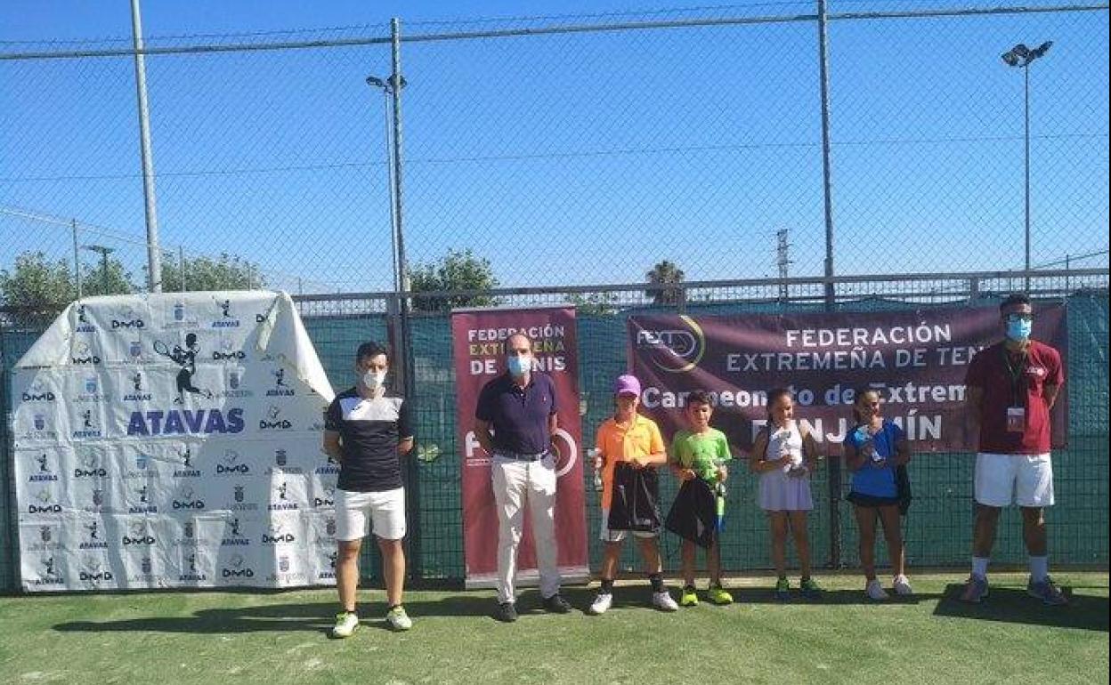 Los campeones y finalistas extremeños del Campeonato de Extremadura Benjamín de tenis. 