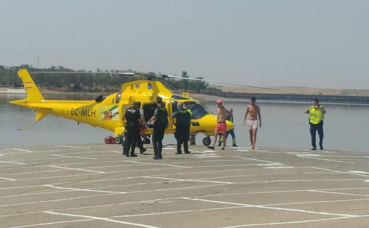 Un helicóptero ha trasladado al hombre hasta el hospital.