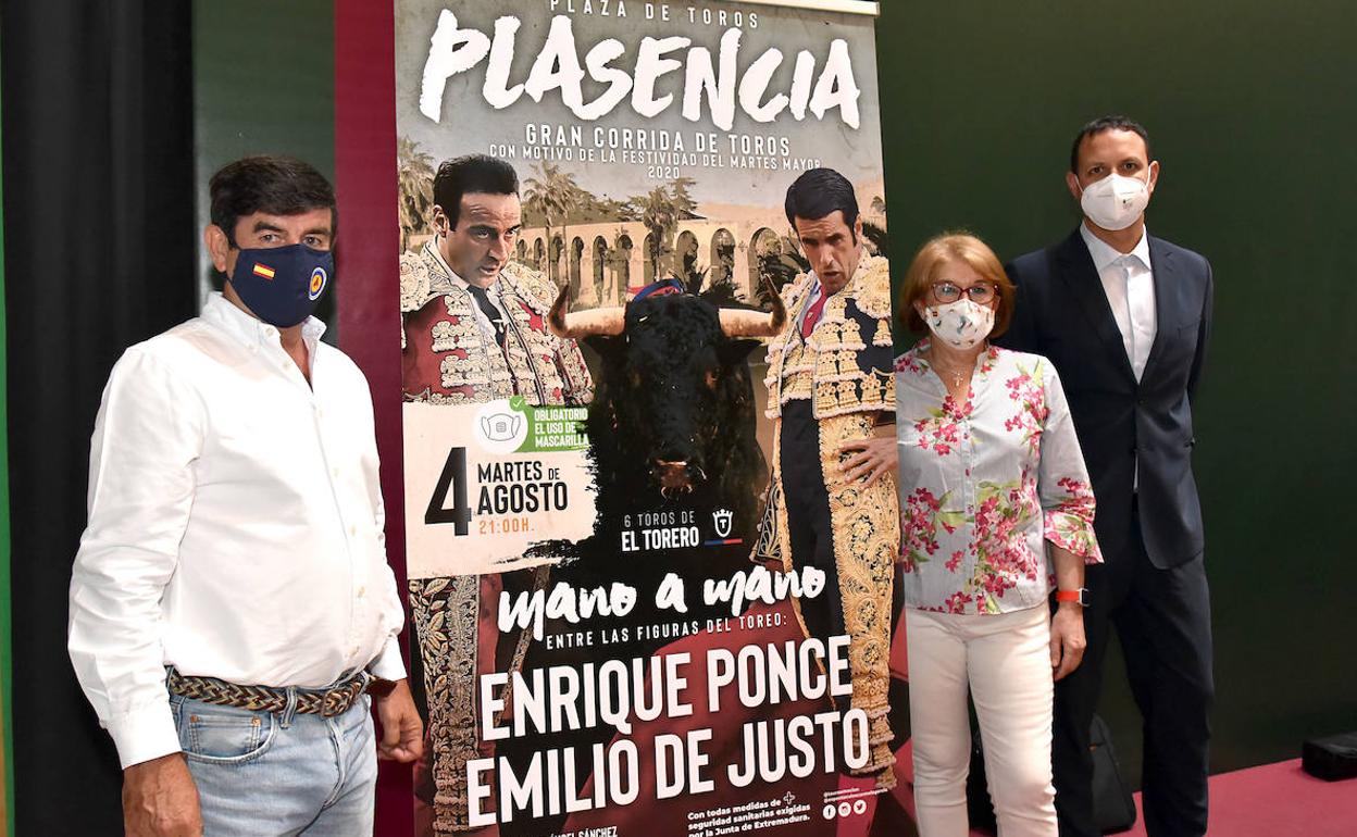 Carmelo García, Marisa Bermejo y Alberto García posan con el cartel el mano a mano. 