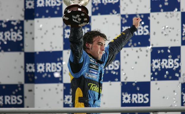 Fernando Alonso celebra una victoria con Renault. 