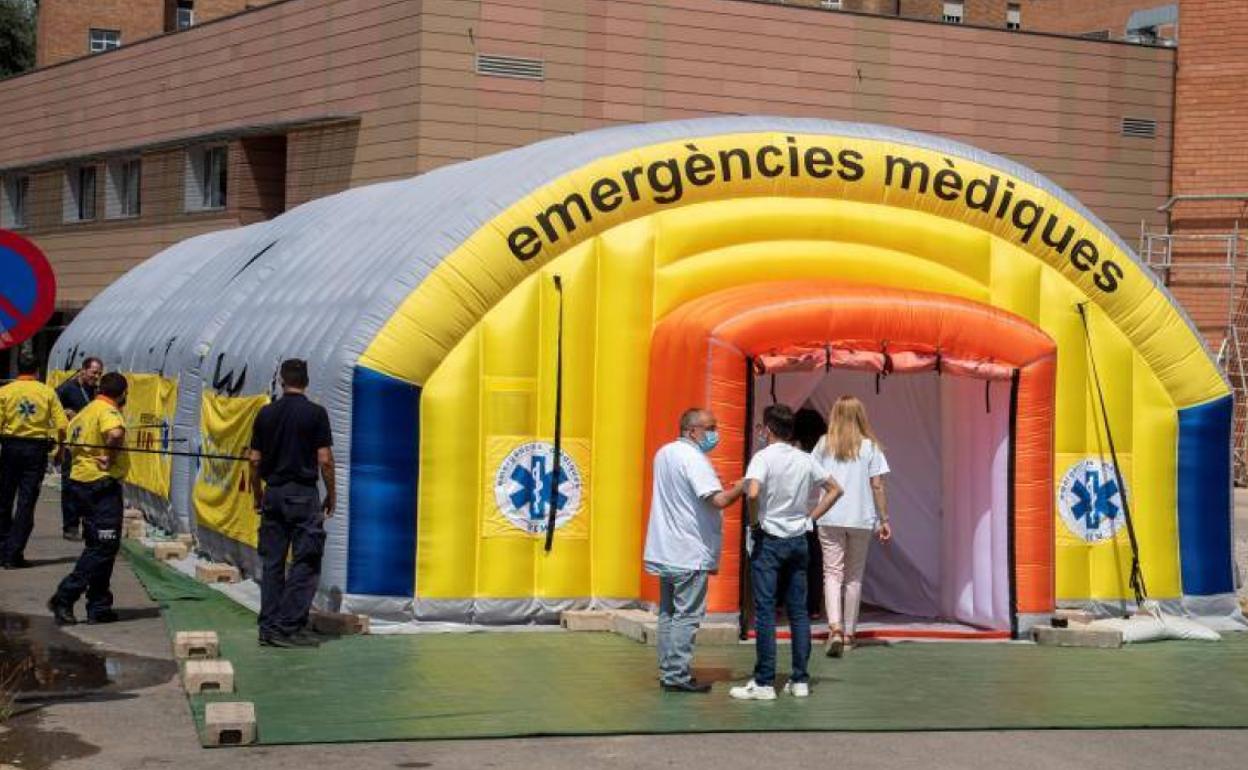 Hospital de campaña montado en el recinto del hospital Arnau de Vilanova de Lleida.