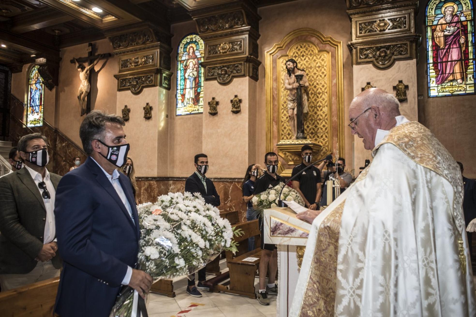 qDon Valeriano, capellán del Badajoz, ofició la ceremonia de ofrenda a la patrona. 