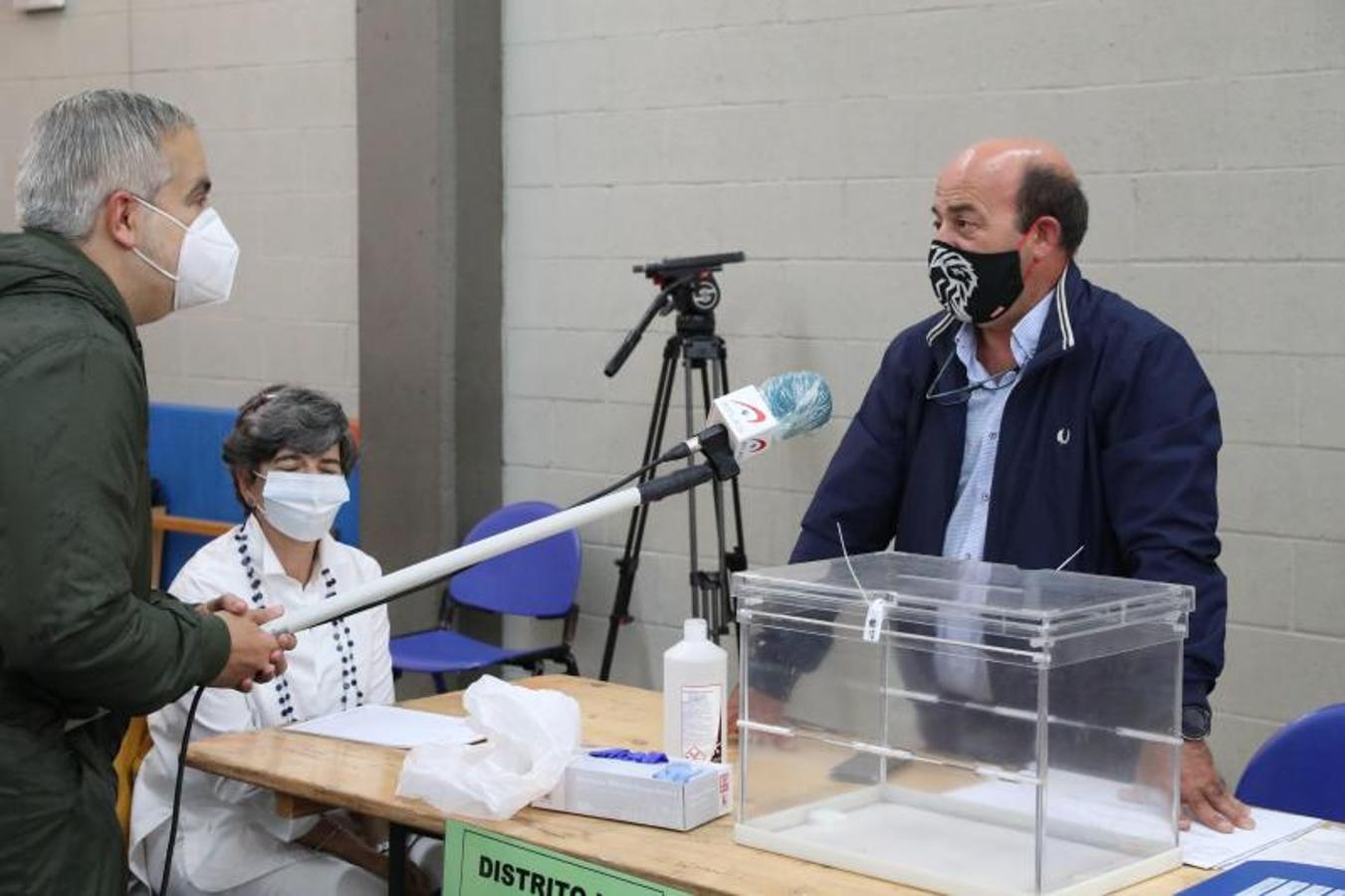 Un periodista entrevista al presidente de una mesa electoral