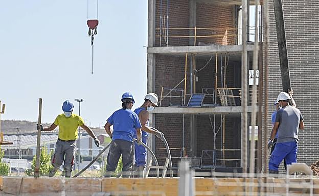 Un grupo de albañiles en el Cuartón Cortijo de Badajoz.