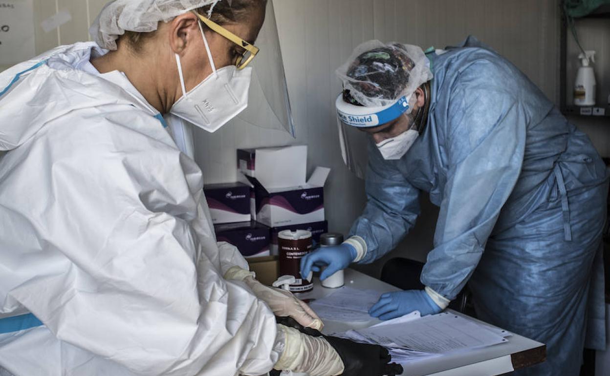 Sanitarios realizan las pruebas del virus en una carpa en Badajoz. 