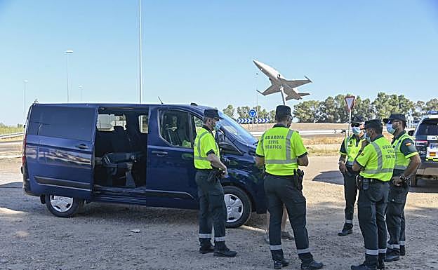 Equipo de la Guardia Civil ayer preparando la salida a la afueras de Badajoz por la N-V.