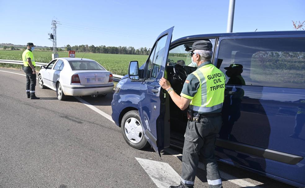 Los agentes dando ayer el alto a un joven al que vieron usando el móvil por la N-V.