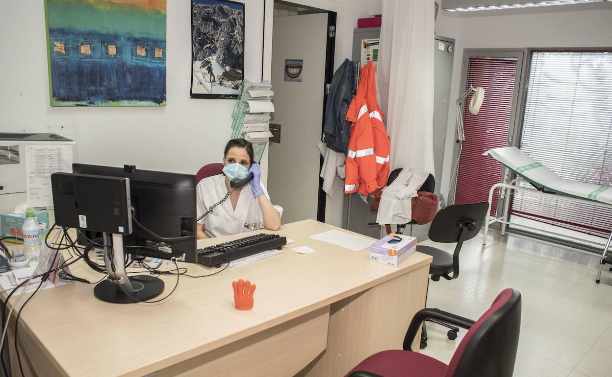 Una de las doctoras del centro de salud El Progreso, en Badajoz, realiza una consulta por teléfono. 