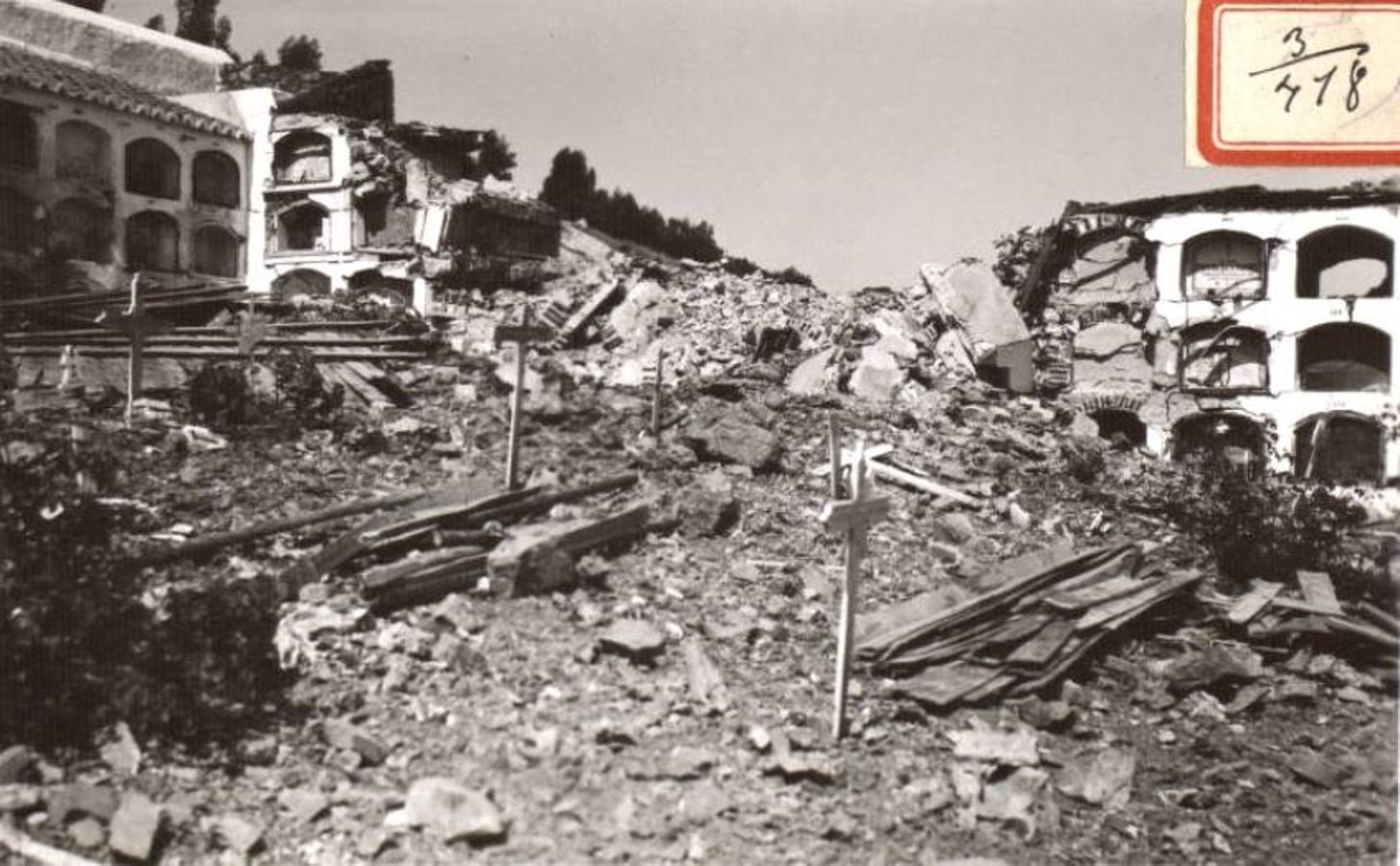 Las tres fotografías de los daños en el cementerio de Cáceres, en donde cayeron tres bombas