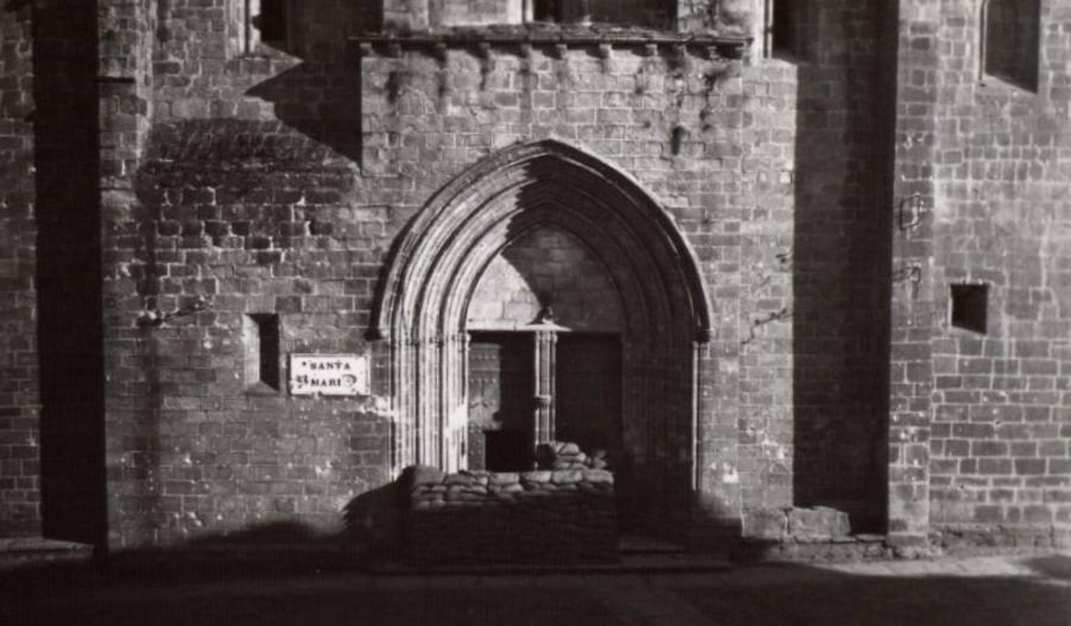 La puerta de la Concatedral de Santa María con sacos terreros puestos tras el bombardeo.