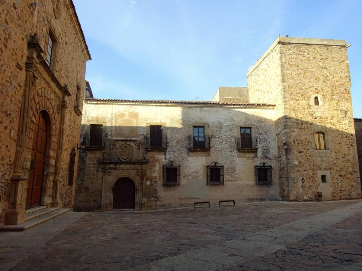 Imagen actual de la Casa de Ovando con la torre, que es de construcción moderna.