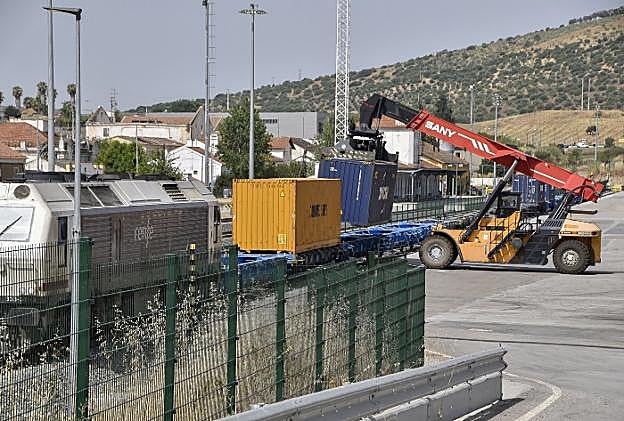 Un vehículo de Renfe parte cada martes desde la plataforma logística de Elvas con productos extremeños hacia el Puerto de Huelva. 