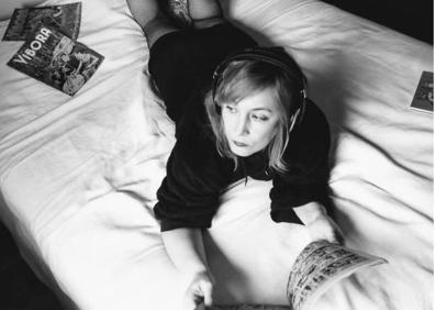 Imagen secundaria 1 - Arriba, Endu Tururu, de Campamento Rumano, todo elegancia, poniendo la lavadora. En medio, Sophie Pell, de Villapellejos, abstraída en la lectura y en la escucha. Abajo, Indy Tumbita con unas birras... ¿quizá a punto de ser poseído por el fantasma de Joao Tomba?