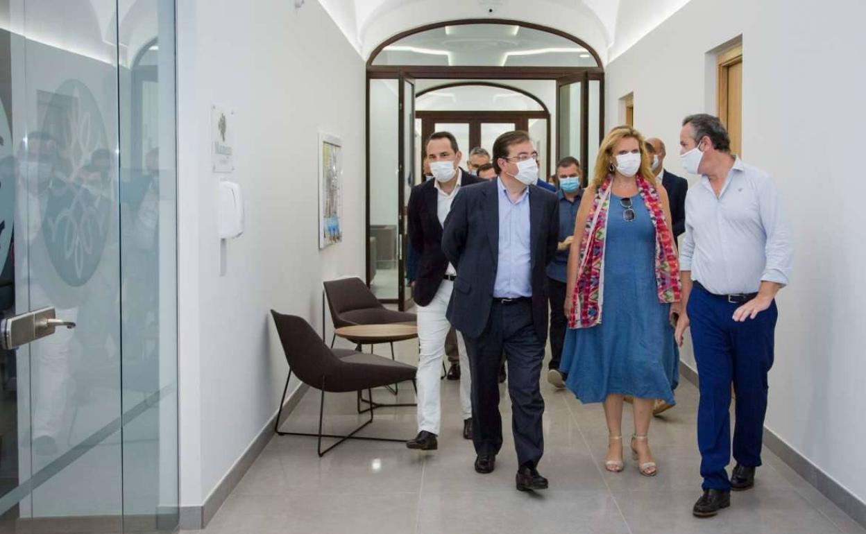 Visita de representantes públicos extremeños durante la reapertura del balneario El Raposo. 