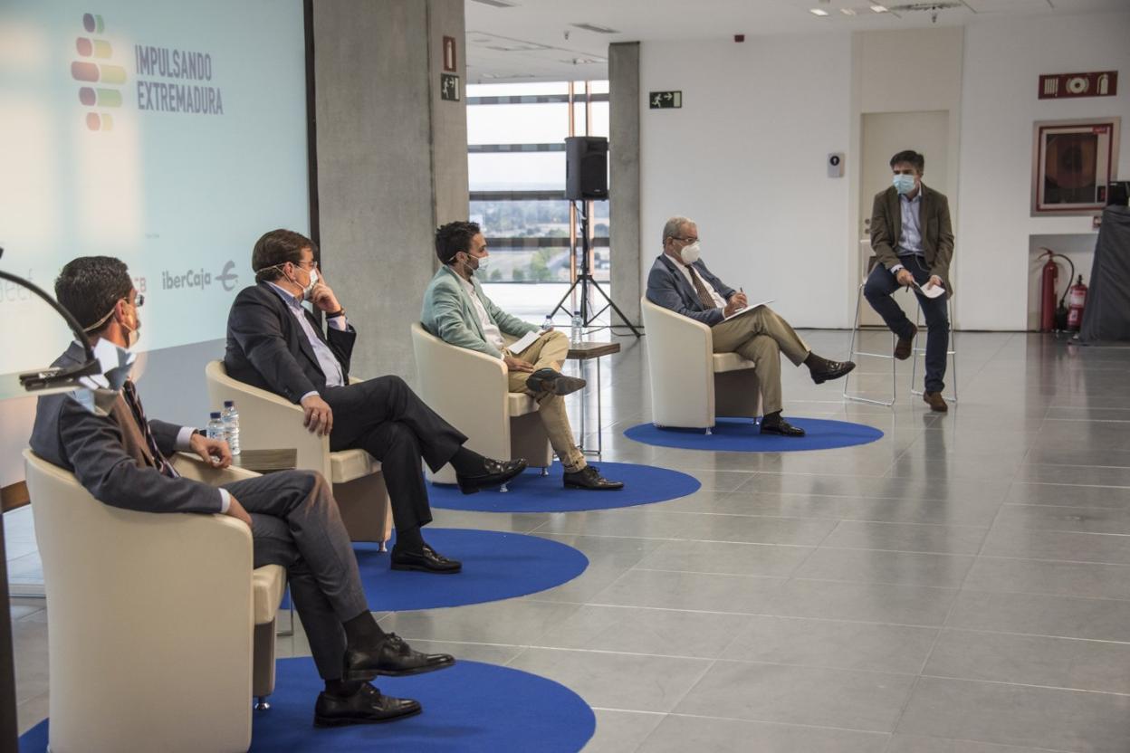 Participantes en la mesa redonda de ayer en Badajoz. 