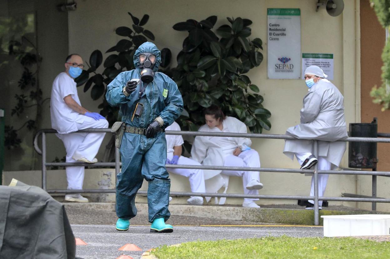 Tareas de desinfección en la residencia asistida de Cáceres. 