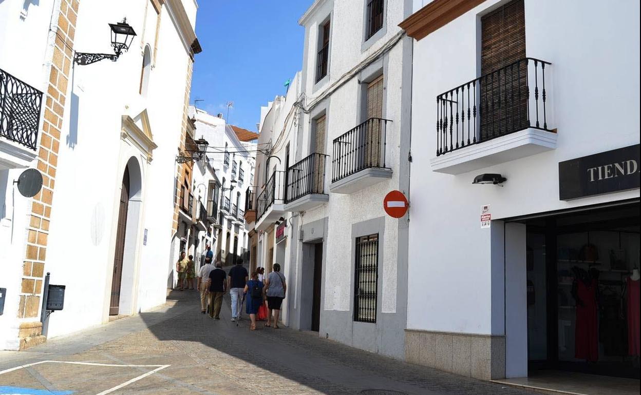Calle San Agustín, en el centro de Jerez de los Caballeros, donde se concentran un número importante de comercios.