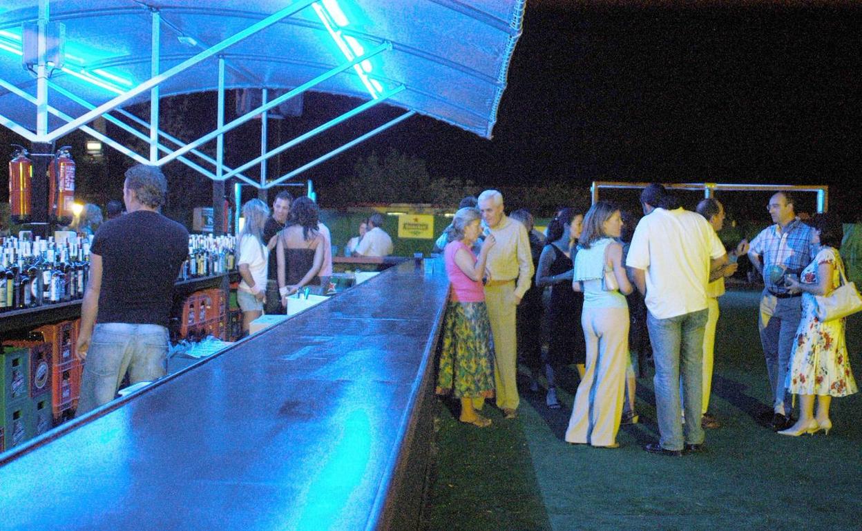 Imagen de archivo de una terraza de verano instalada en el recinto Hípico hace unos años.