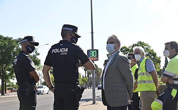 El alcalde y el jefe de la Policía Local, en el centro, durante la presentación del radar. 