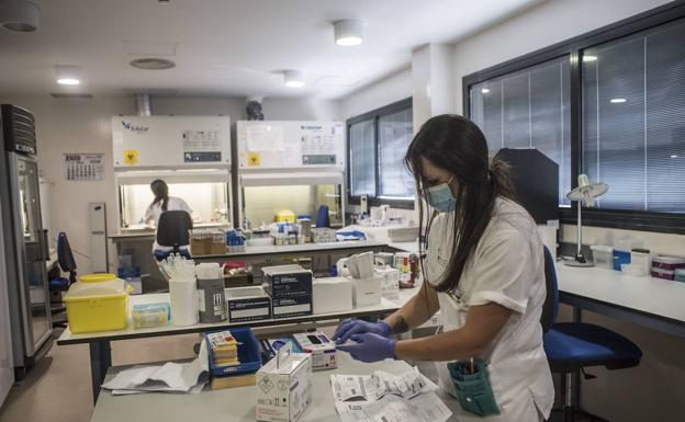 Pruebas PCR en el Universitario de Badajoz.