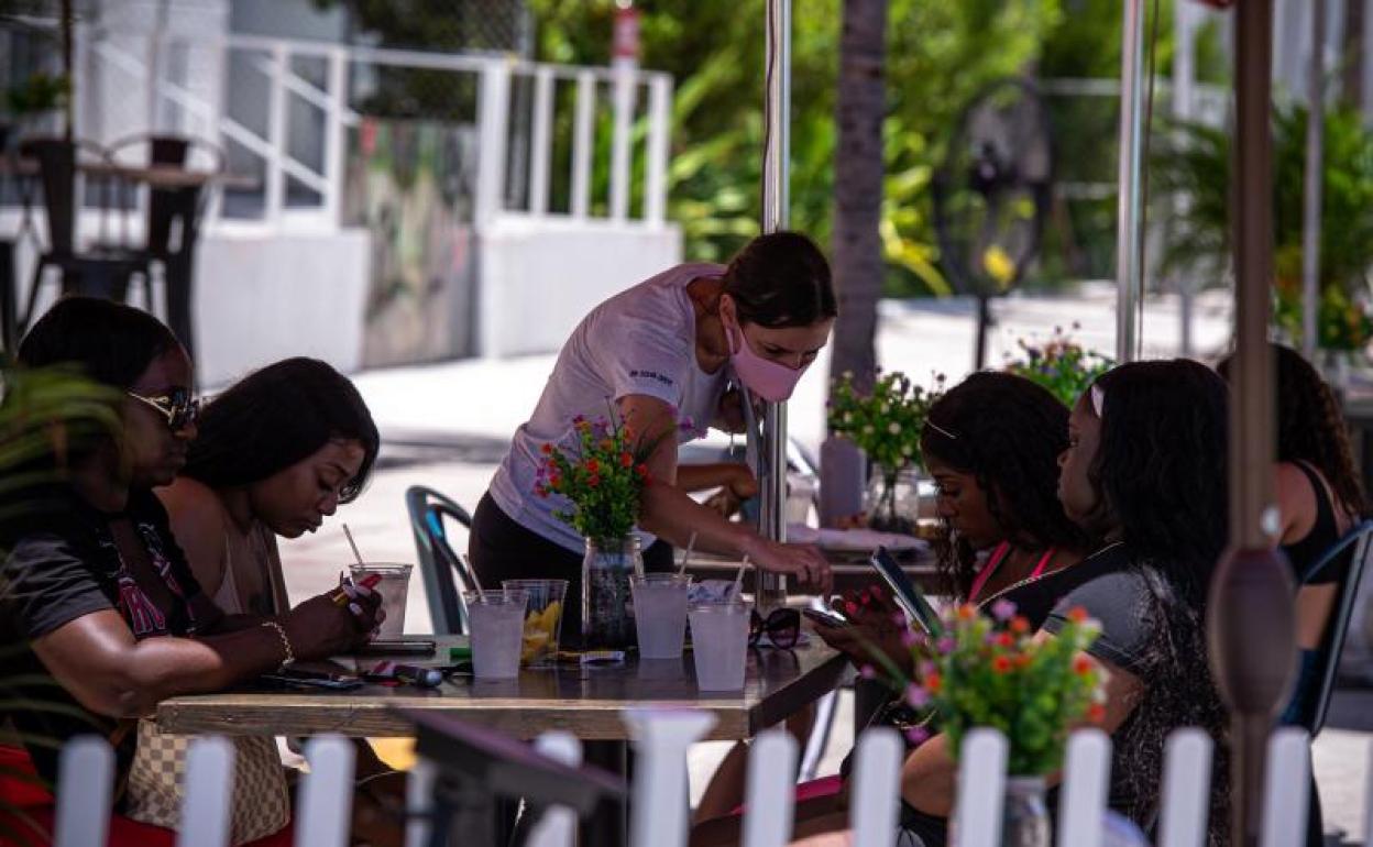 Un grupo de personas en un restaurante en South Beach, en Miami (EEUU) 