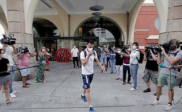 Jn jugador del Fuenlabrada sale del hotel de La Coruña donde estaba confinado por coronavirus. 