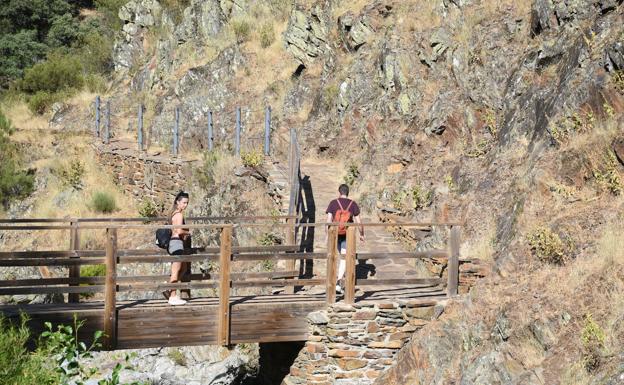 Hay cuatro puentes. A partir del segundo, el camino se acerca al río.