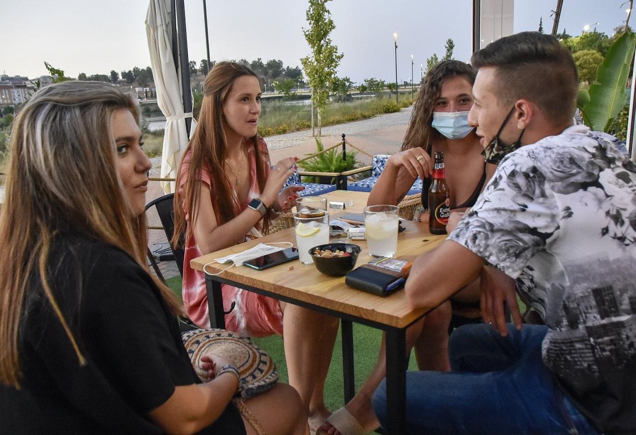 Jóvenes el viernes pasado en una terraza. 