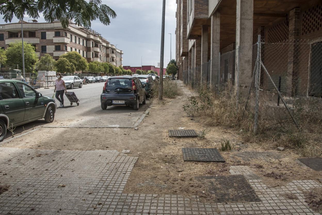 La acera sin terminar en la calle Esteban Sánchez. 