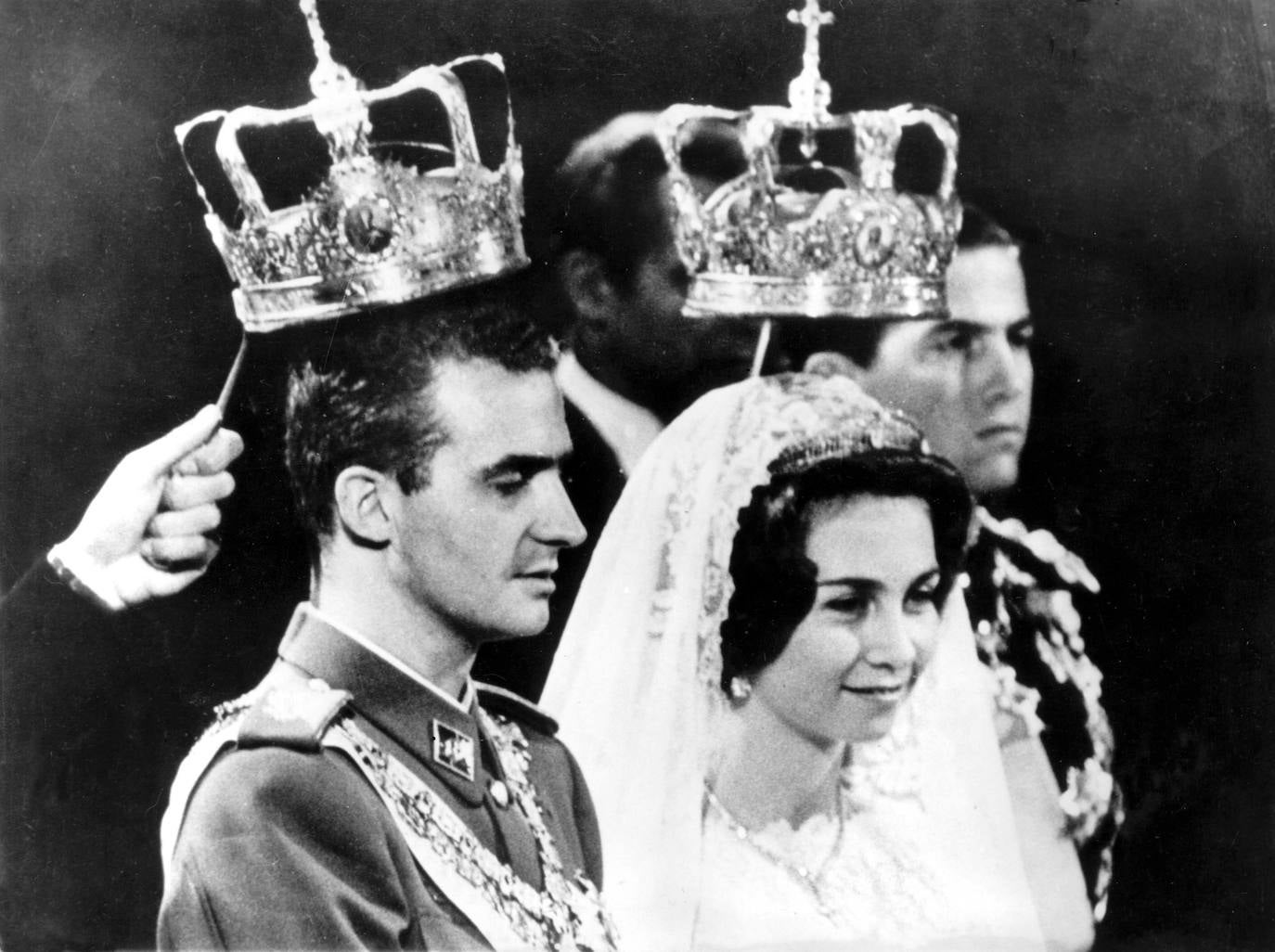 1962. La Princesa Sofía de Grecia y el Principe Juan Carlos de Borbón son coronados de acuerdo al rito ortodoxo durante la ceremonia religiosa de su boda.