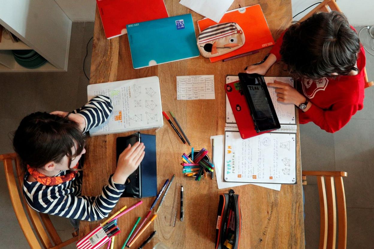 Dos alumnos de Primaria trabajan desde casa con tabletas durante el confinamiento. 